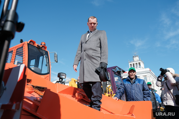 Глава региона забрался на одну из машин
