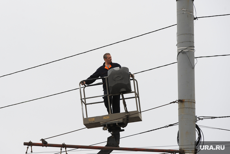 Глава города Евгений Тефтелев проверяет ход весенней уборки города. Челябинск, работник электросетей