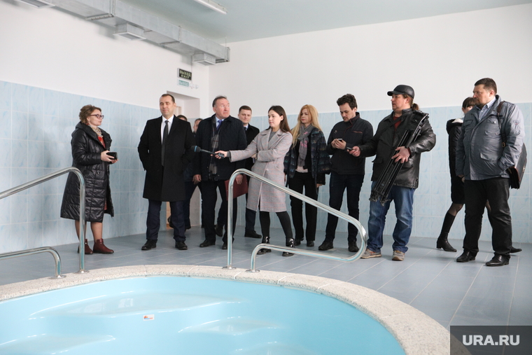 Вадиму Шумкову показали бассейн, который построен для воспитанников детского сада