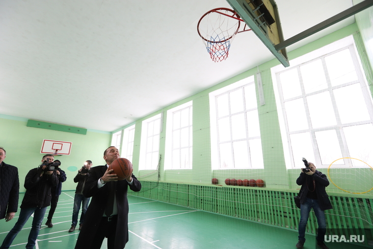 Вадим Шумков оценил школьный спортзал, отремонтированный несколько лет назад. Здесь занимаются не только ученики, но и взрослые селяне. Других спортзалов в Мальцево пока нет. Однако недалеко от школы ведется строительство стадиона. Его планируется ввести в эксплуатацию до конца года