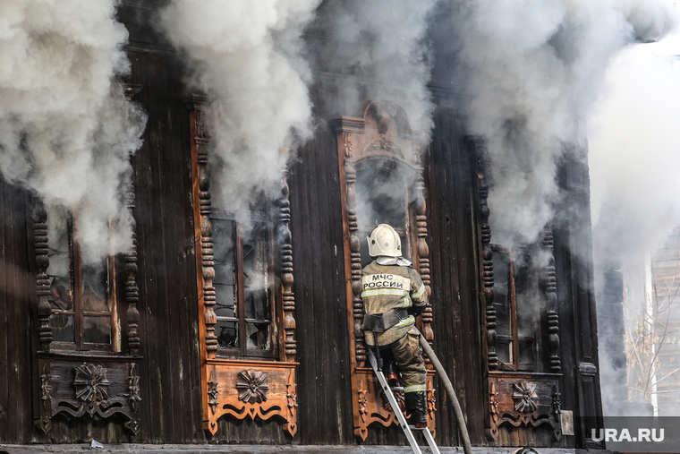 Пожар в историческом здании по ул. Дзержинского 34. Тюмень, дым, пожар, старинное здание, памятник деревянного зодчества