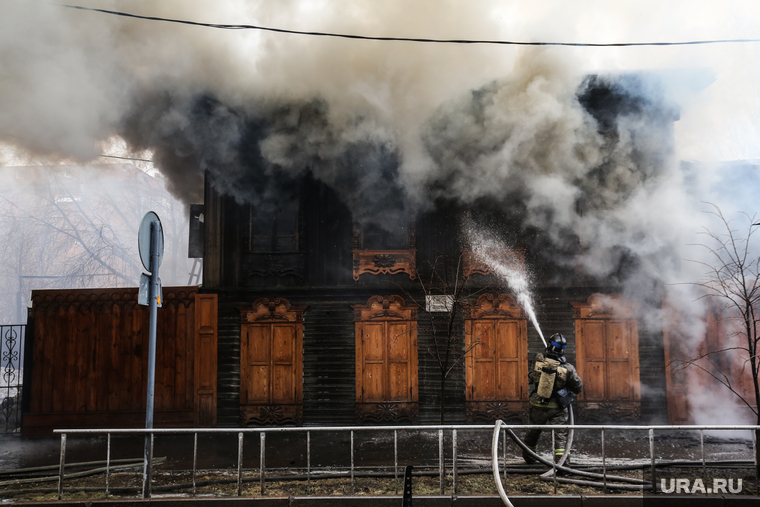 Пожар в историческом здании по ул. Дзержинского 34. Тюмень, дым, пожар, тушение пожара, дым, улица дзержинского 34