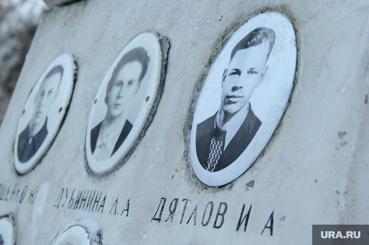 Возложение цветов на могиле "дятловцев" по случаю 58-ой годовщины гибели группы. Екатеринбург, дятлов игорь