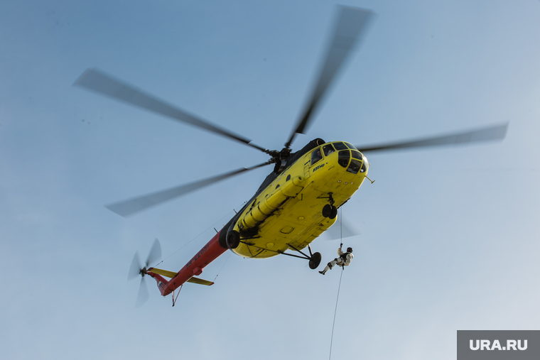Силовики показали навыки десантирования с вертолета на тросах и с использованием парашютов