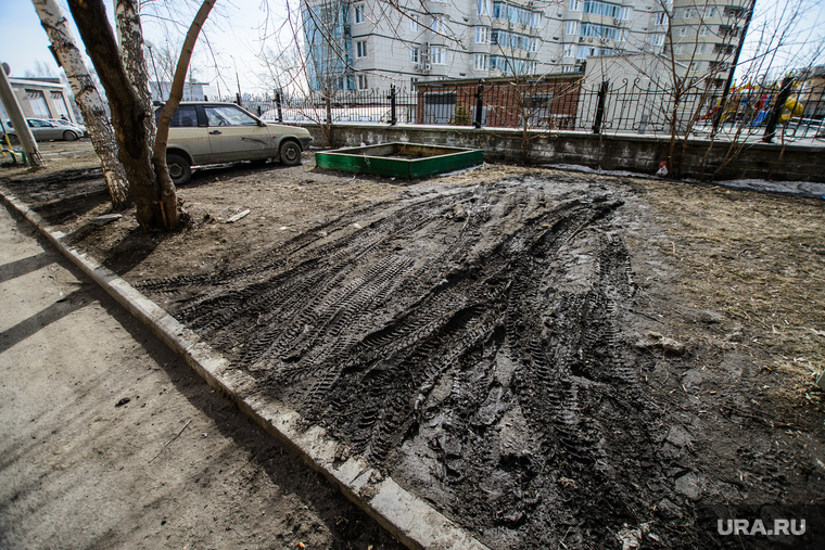 Поездка по придомовым территориям элитных домов. Екатеринбург, газон, грязь, следы шин