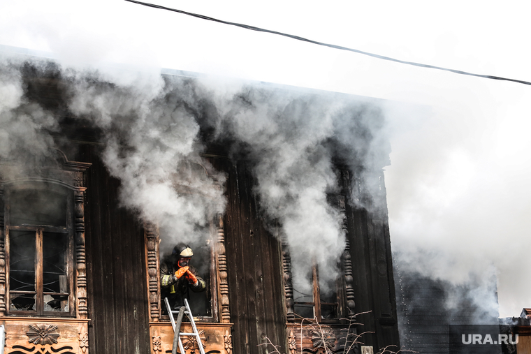 Пожар в историческом здании по ул. Дзержинского 34. Тюмень, пожар