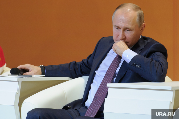 Визит Президента РФ Владимира Путина на "VI Всероссийский форум рабочей молодёжи". Екатеринбург, задумчивость, портрет, путин владимир