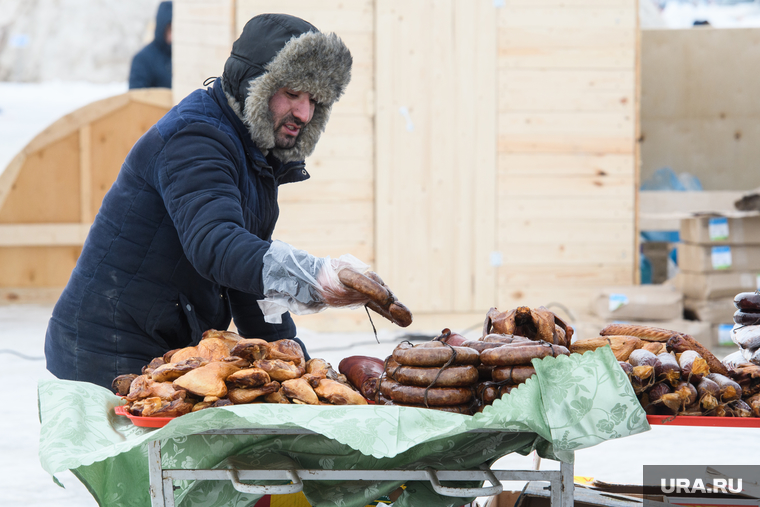 Мясные деликатесы можно было купить и на ярмарке. На Дне оленевода, к слову, традиционно идет активная торговля. Можно приобрести нарты (сани), шкуры и мех оленей, традиционные блюда северян (рыбу, ягоды, оленину), национальную одежду.