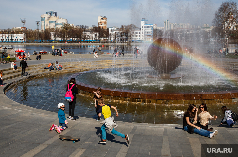 Весна в Екатеринбурге, радуга, фонтан шар, фонтан, город екатеринбург, октябрьская площадь, отдых горожан