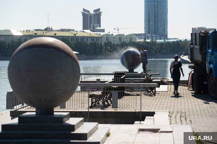 На Октябрьской площади смывают синий покеболл. Екатеринбург, октябрьская площадь, благоустройство, уборка набережной