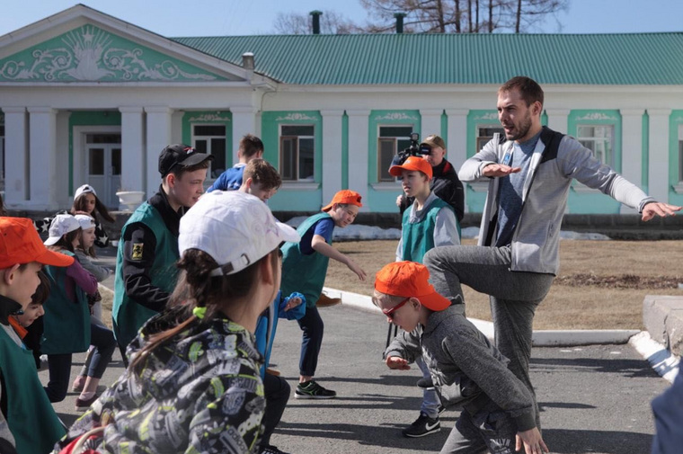 Вместе с Антоном Шипулиным в утренней зарядке приняли участие около 50 детей
