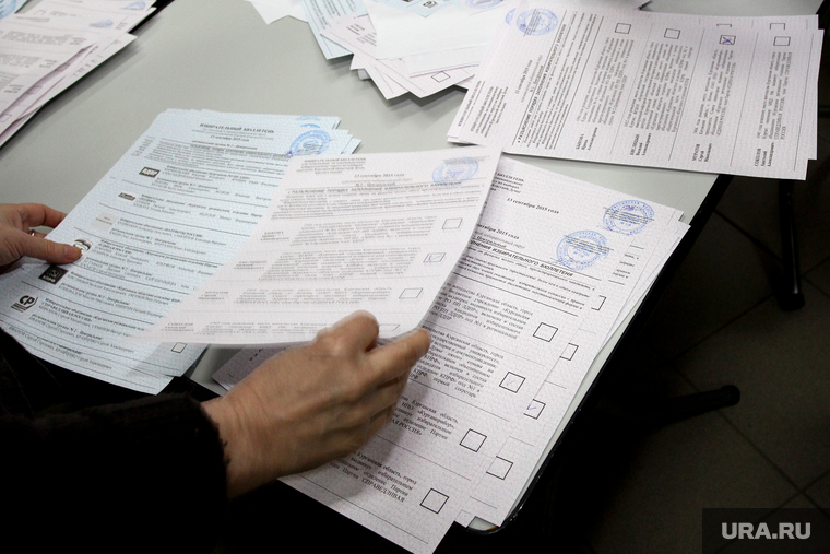 Закрытие избирательного участка №118.
Курган, избирательная комиссия, выборы 2015, подсчет бюллетеней, подсчет голосов, избирательный участок