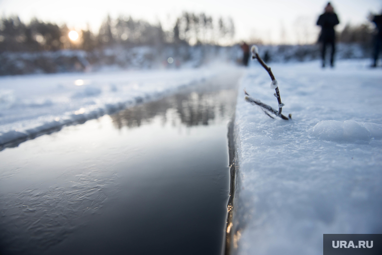 Заготовка льда для новогоднего городка в Екатеринбурге. Северка, зима, водоем, мороз