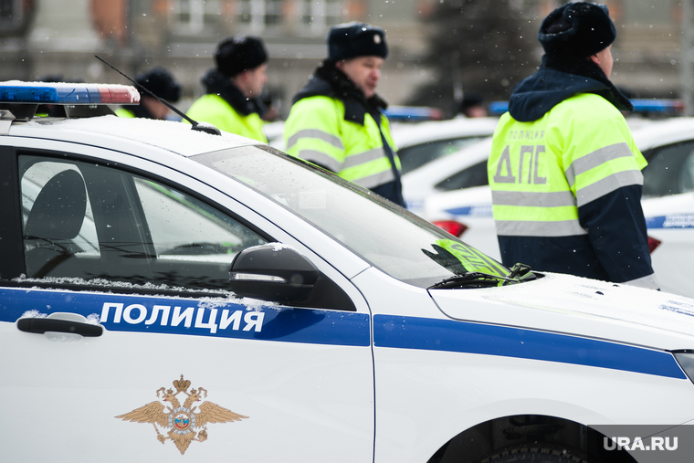 Вручение свердловским полицейским ключей от новых автомобилей. Екатеринбург , машина дпс, машины, зима, полиция, правоохранительные органы, гибдд, дпс, автомобили, герб мвд