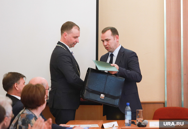 Вадим Шумков передал Андрею Потапову портфель и зеленую папку. Как оказалось, в ней был приветственный адрес