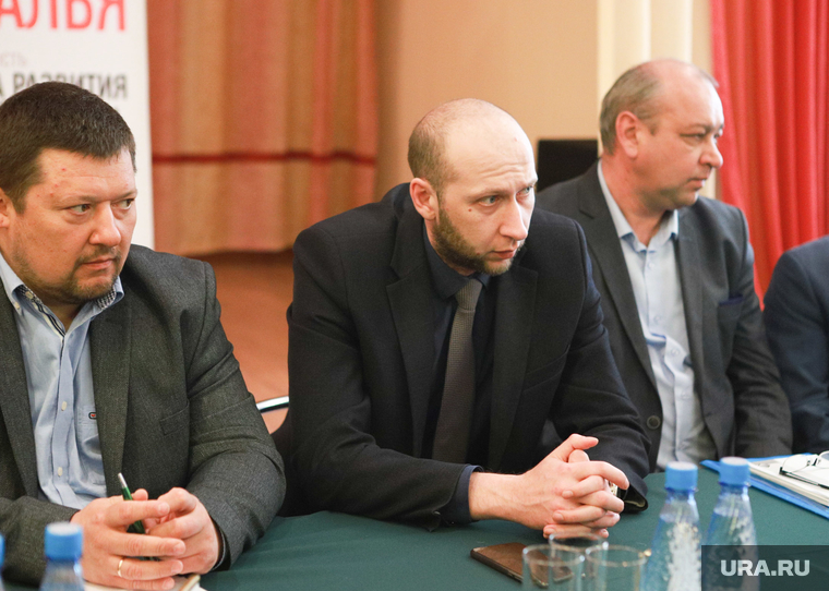 Андрей Борисов (в центре) считает, что не может быть аукционов, выгодных всем строителям