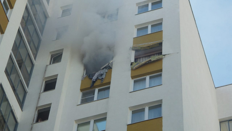 Взрывом в квартире выбило окна