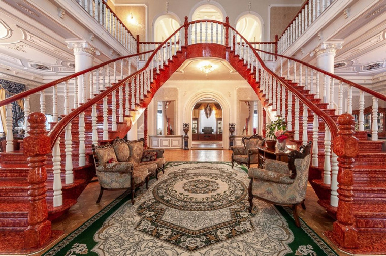 Дворцовая лестница — отличительная особенность особняка