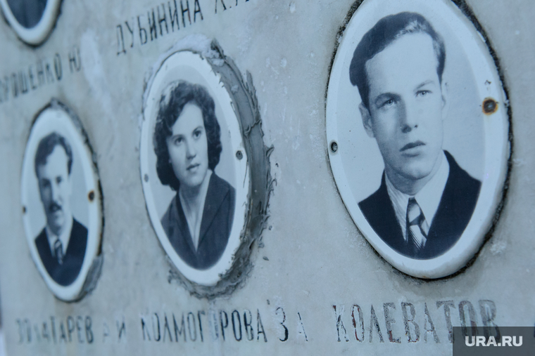 Возложение цветов на могиле "дятловцев" по случаю 58-ой годовщины гибели группы. Екатеринбург, дятловцы, мемориал группы дятлова, группа дятлова, колеватов александр
