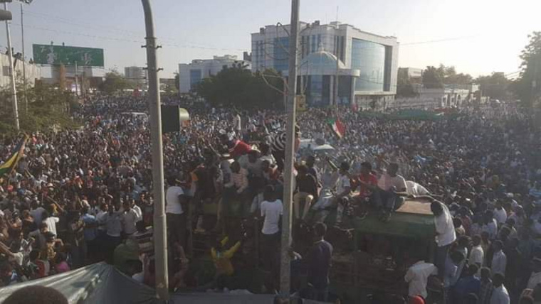 На улицах Судана тысячи человек