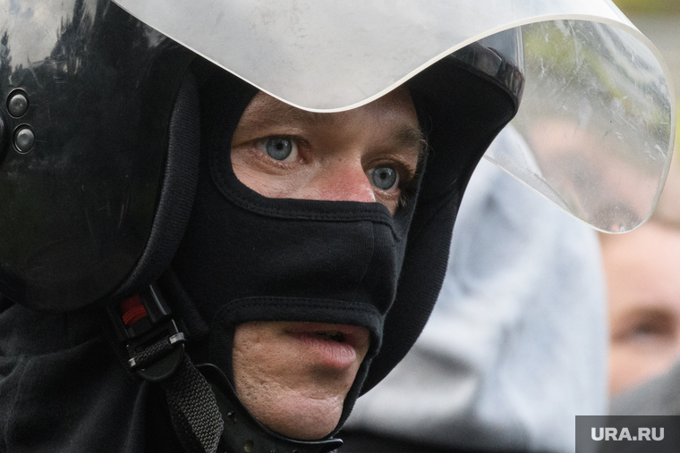 Задержания участников митинга против пенсионной реформы в Екатеринбурге, маска, взгляд, глаза, полиция, охрана правопорядка