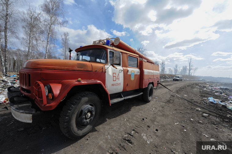 Тушение горящей свалки, село Миасское Красноармейского района Челябинской области, дым, пожарная машина, пожар