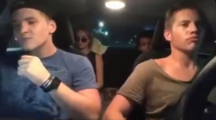 На видео приятели отдыхают в авто, катаясь под музыку по Египту