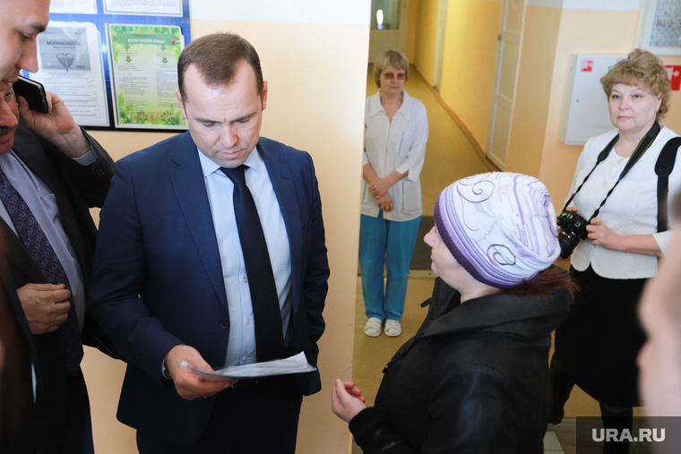 Жители Шатровского района знали о предстоящем визите Вадима Шумкова. Они ожидали его в районной больнице и по всему маршруту главы региона, чтобы лично сообщить о своих проблемах