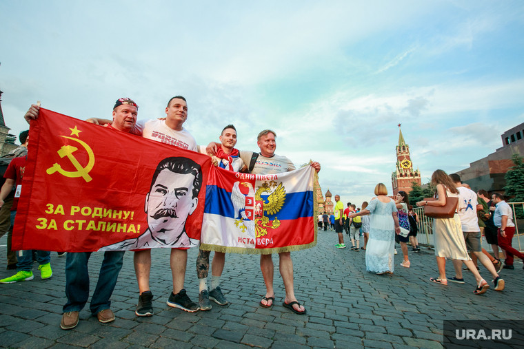 Болельщики на Никольской и Красной площади. Москва, красный флаг, спасская башня, красная площадь, сербские болельщики, за родину за сталина