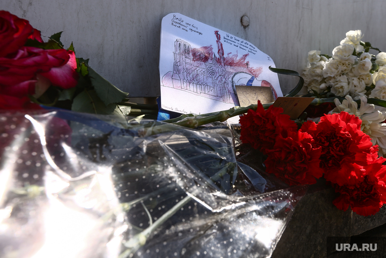 Москвичи несут к посольству Франции цветы и пожертвования