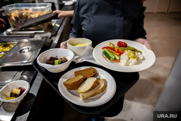Бесплатные обеды на открытии ресторана самообслуживания «Все здесь». часть. Екатеринбург, столовая, хлеб, обед, еда