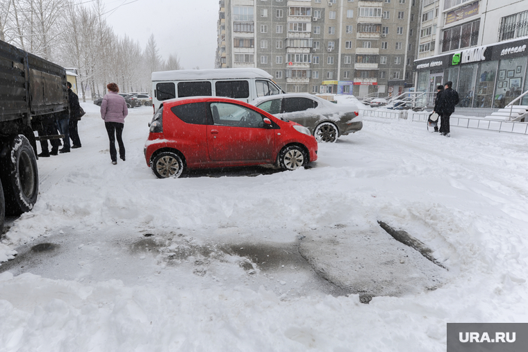 Дороги после снегопада. Челябинск, снег на дороге, снегопад