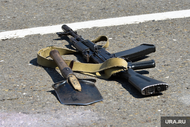 День ВДВ в Челябинске, армия, оружие, автомат калашникова, саперная лопатка, ак-47