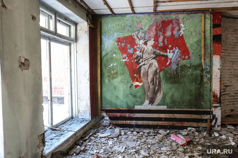 А вот старый Дом культуры в десятом городке вряд ли восстановят: от него остались только стены и советские росписи