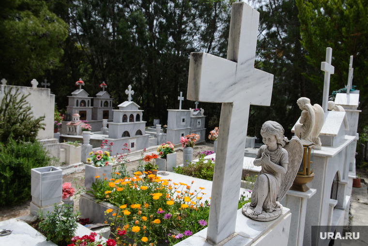 Виды Лимассола, Гирне, Куриона и Продромоса. ТРСК и Республика Кипр, крест, могила, кладбище, статуэтка, надгробие