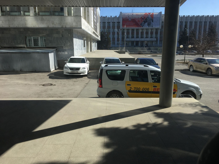У служебного входа ул. Ленина, 51, дежурит автомобиль такси «Везет»
