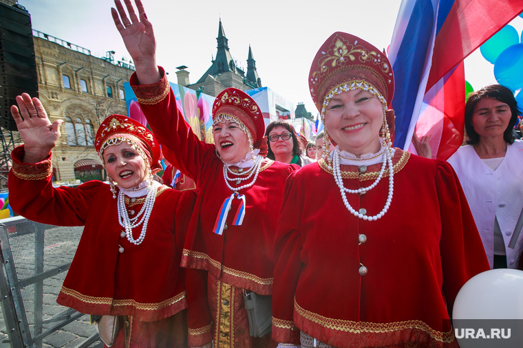 Первомайская демонстрация профсоюзов на Красной площади. Москва, первомай, демонстранты, женщины в национальных костюмах