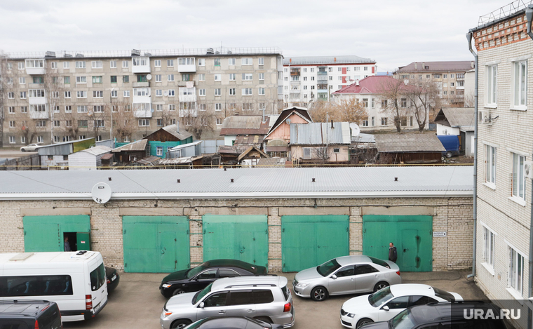 Николай Цуканов отметил, что к приезду высокопоставленных гостей в городе постарались навести порядок. Но работы еще много. При этом он обратил внимание на неприглядный вид из окна районной администрации