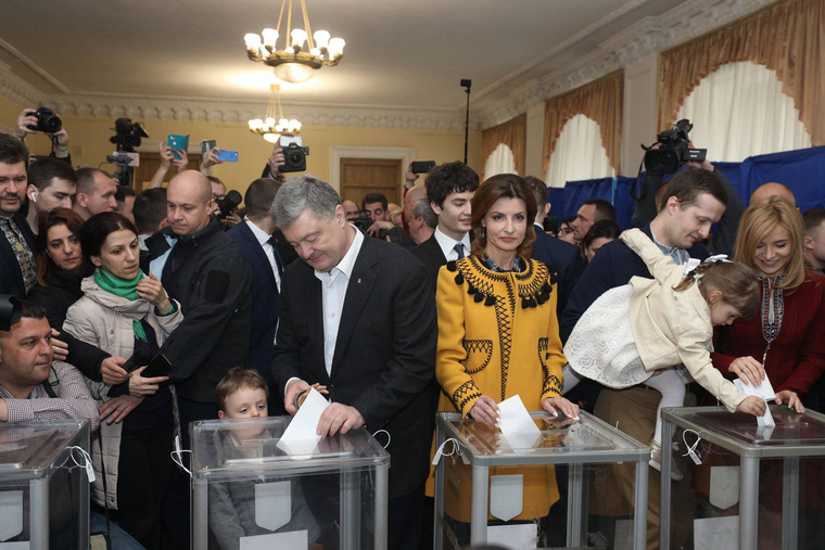 После службы в церкви Петр Порошенко отправился на избирательный участок