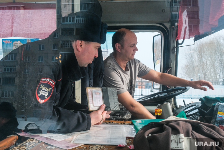 Профилактическое мероприятие «Автобус» Дорожные полицейские проверяют соответствие технического состояния. Курган, водитель автобуса, пазик, автобус, маршрутка, паз, проверка документов, водитель маршртуки