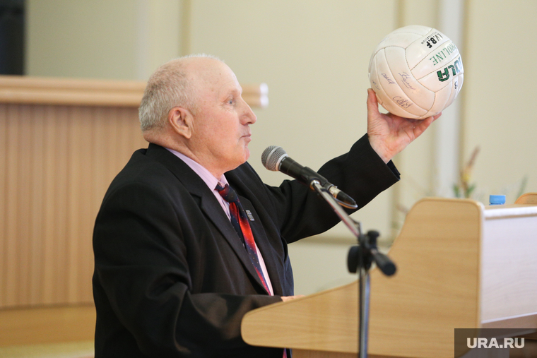 Александр Климов вручил музею думы мяч с автографами знаменитых зауральских спортсменов
