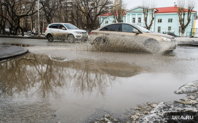 Виды Екатеринбурга, лужа, брызги, плохая дорога, улица кировградская
