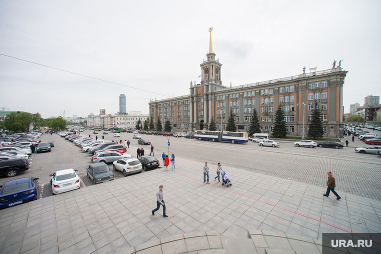 Облик главной площади Екатеринбурга взяли под охрану. Но под ней может появиться парковка
