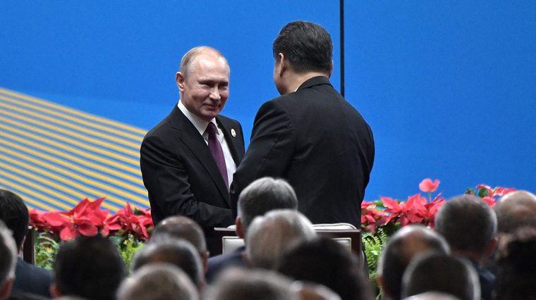 Владимир Путин вручил Си Цзиньпину плакат «Российско-китайское сотрудничество»