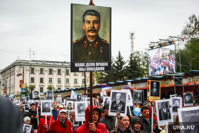 Парад Победы. Тюмень.ЛГБТ
, портрет сталина, бессмертный полк