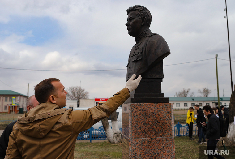 Памятник первому дважды Герою Советского Союза расположен в центре Звериноголовского. В этом селе жила семья прославленного летчика-аса, погибшего в воздушном бою из-за нераскрывшегося парашюта
