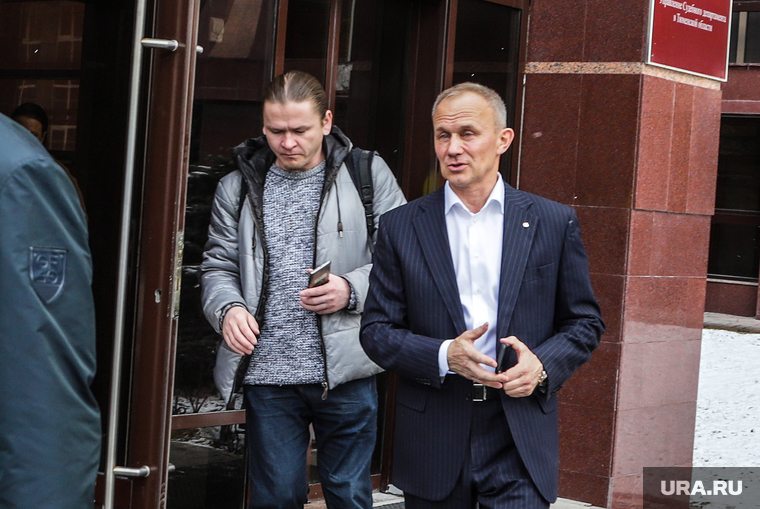 Олег Чемезов (справа) приехал в Тюмень на суд над братом