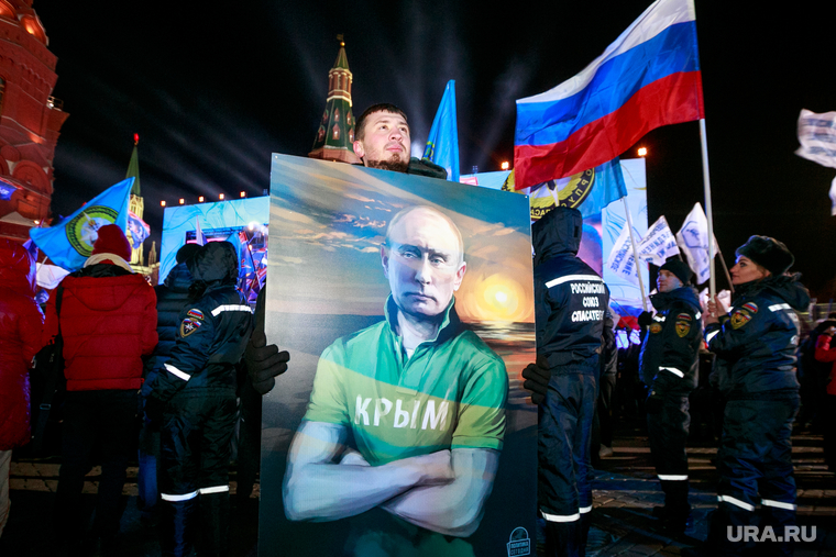Митинг-концерт "Россия. Севастополь. Крым." в честь 4-ой годовщины присоединения Крыма. Москва, крым, портрет путина, триколор, флаг россии, кремль, манежная площадь