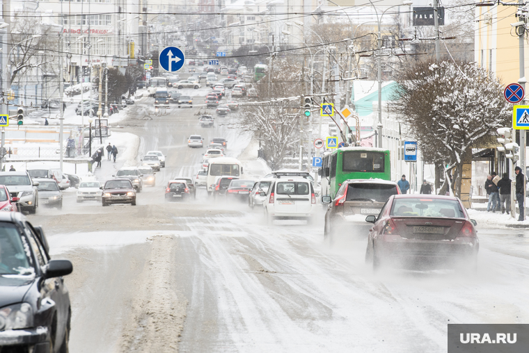 Уборка города после снегопада. Екатеринбург, зима, проезжая часть, снег на дорогах