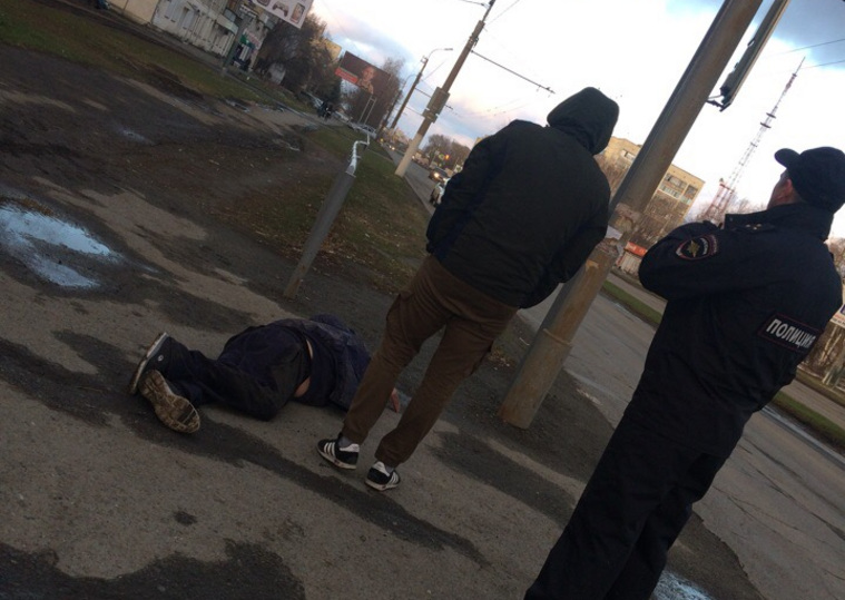 Мужчина лежал на тротуаре